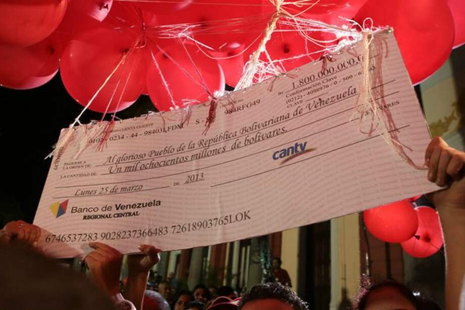Venezuela: con globos elevan "cheque" de empresa estatal en homenaje a Chávez