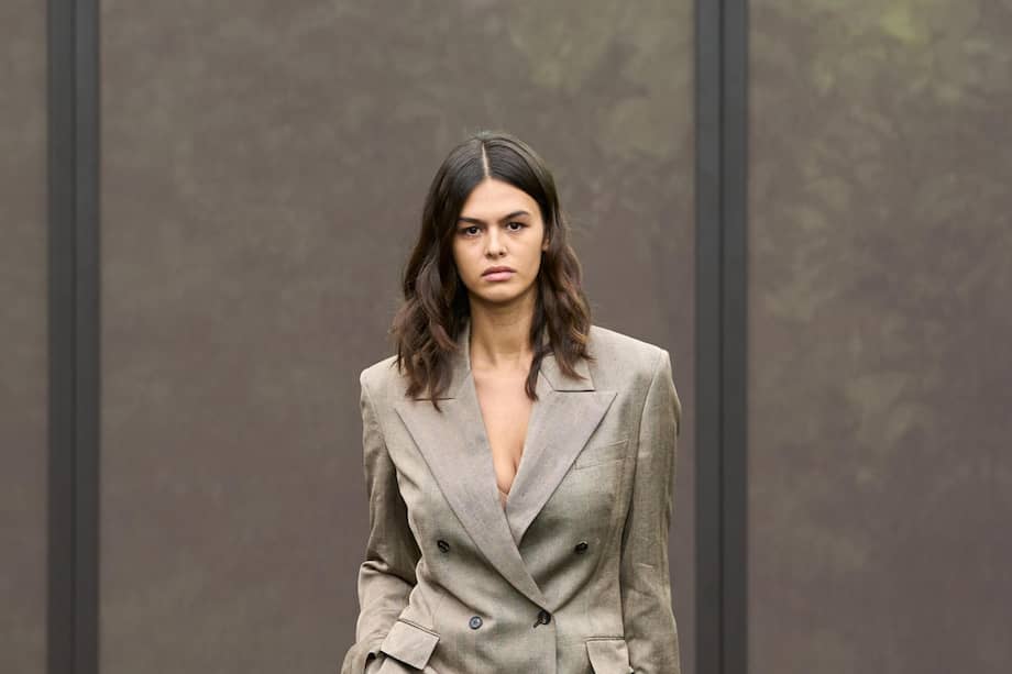 La moda vive un 'revival', en el mejor sentido de la palabra todo vuelve, en lugar de revolución se ha impuesto la contrarrevolución, son los detalles lo que cambian todo, de un bolso a un cinturón o unos zapatos, sin olvidar las joyas. EFE/Alessandro Lucioni / Gorunway.