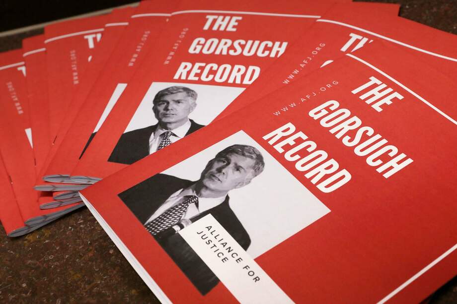 Un grupo de abogados llamado Alianza por la Justicia publicó esta semana un informe dedicado a la carrera judicial del juez Gorsuch (en la portada). / AFP