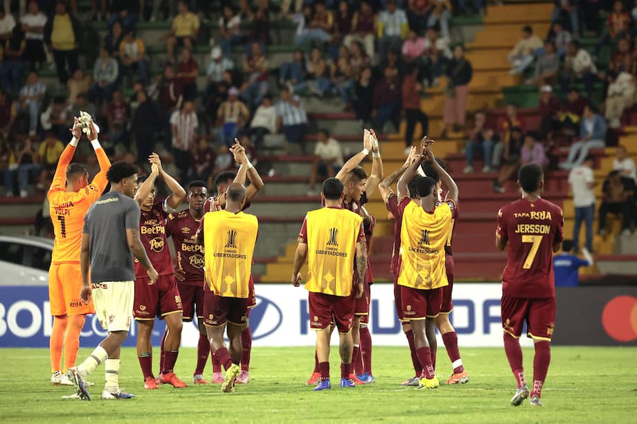 Jugadores de Deportes Tolima luego de empatar sin goles contra Universitario de Deportes (Perú) en la primera fecha de la Copa Libertadores en el estadio Manuel Murillo Toro de Ibagué, Colombia.