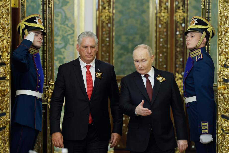 MOSCÚ (RUSIA), 11/06/2024.- Fotografía de archivo fechada el 9 de mayo de 2024 que muestra al presidente ruso, Vladimir Putin (2-d), mientras conversar con su homólogo cubano, Miguel Díaz-Canel (2-i), en Moscú (Rusia). La llegada este miércoles a La Habana de un destacamento de la Marina de Guerra rusa con una moderna fragata y un submarino de propulsión nuclear ha generado gran expectación dentro y fuera de la isla por su simbolismo geopolítico. EFE/ Maxim Shemetov / POOL