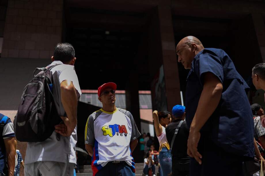 Trabajadores de distintas universidades protestan frente al Ministerio de Educación Universitaria hoy, martes 26 de junio de 2018. / EFE