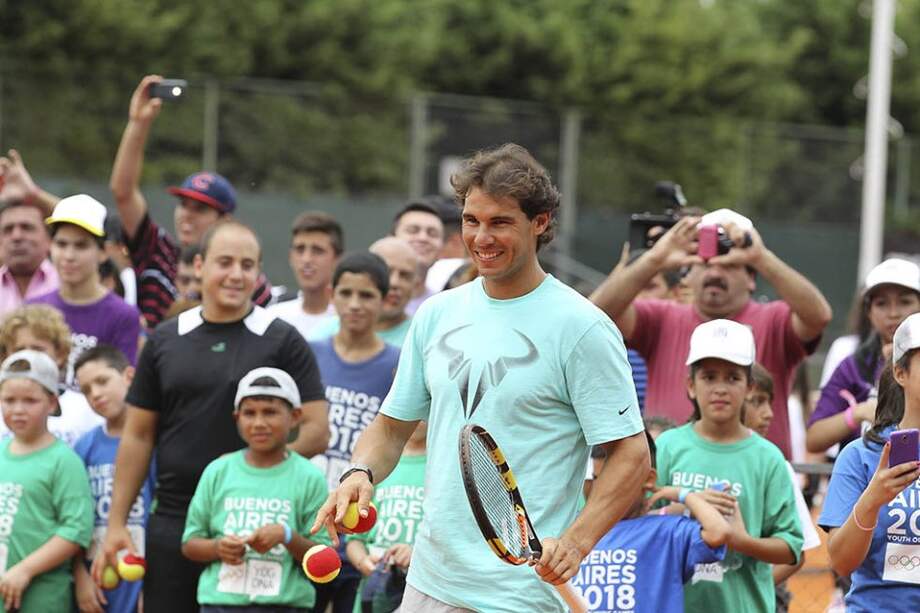 Rafael Nadal visitó niños en barrios marginales en Buenos Aires. Foto: AFP