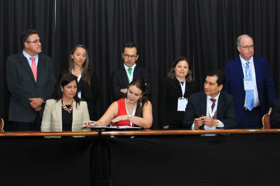 Representantes de AdvaMed y de la Cámara de Dispositivos e Insumos Médicos (ANDI), junto a delegados internacionales en la firma del acuerdo. / Cámara de Dispositivos e Insumos Médicos (ANDI)