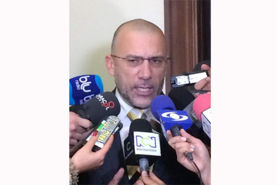 Roy Barreras 'recetó' infusión de té de coca y hojas de marihuana a Uribe