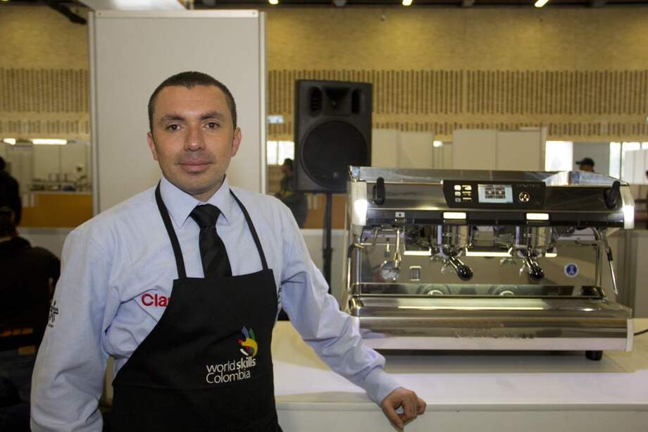 Andrés Soto, jefe experto en barismo del Sena y miembro de la Asociación Mundial de Baristas en plena exhibición en Corferias. / Cortesía Sena