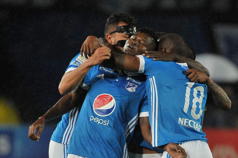 Los jugadores de Millonarios celebran uno de los goles con los que derrotaron este sábado al América en El Campín. / Óscar Pérez - El Espectador