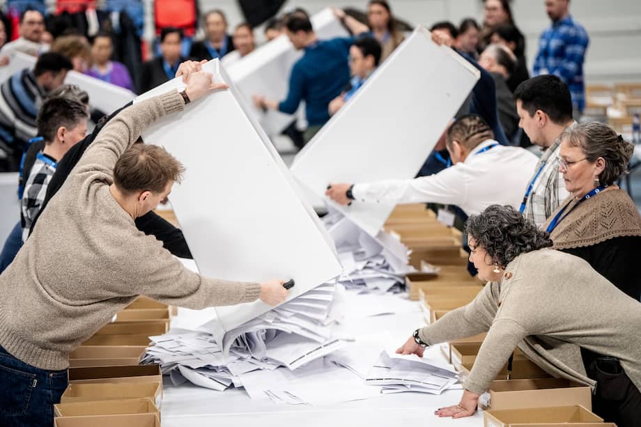Los trabajadores electorales vacían las urnas mientras se cuentan los votos en el estadio Godthaabshallen después de las elecciones parlamentarias, en Nuuk, Groenlandia.