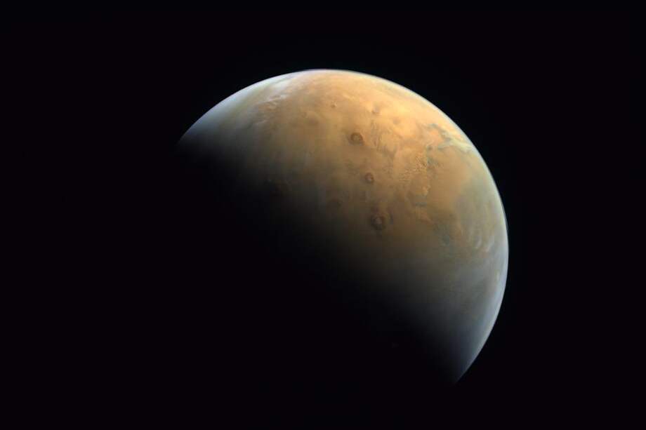 La primera imagen de Marte capturada por la primera sonda árabe de la historia, a 25.000 km sobre la superficie del planeta rojo.