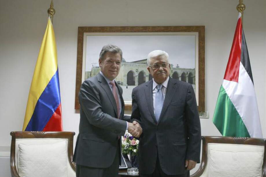 Santos y Mahmud Abas se comprometieron a fortalecer sus relaciones