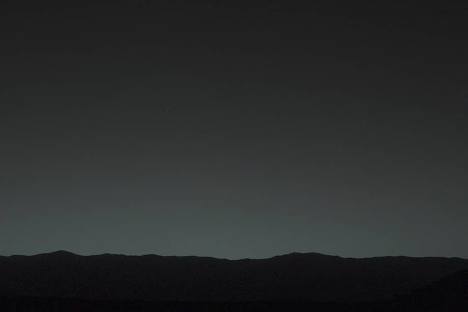 Fotografía tomada desde Marte por el robot Curiosity de la NASA. Se ve la Tierra como un diminuto punto en el espacio.