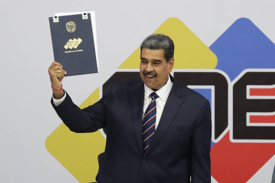 El presidente de Venezuela, Nicolás Maduro, sostiene el acta que lo proclama presidente reelecto por el Consejo Nacional Electoral (CNE).
