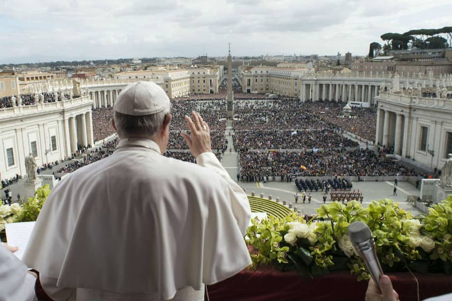 El papa Francisco entregó la bendición tradicional de 'Urbi y Orbi' al final de la Misa del Domingo de Pascua en la Plaza de San Pedro en la Ciudad del Vaticano. / EFE