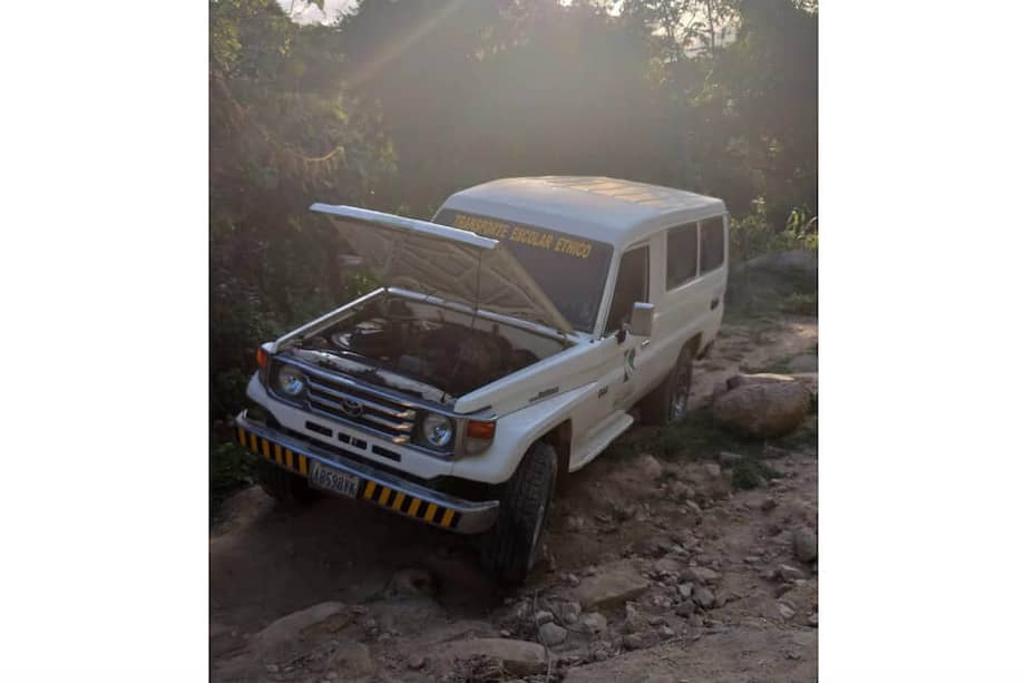 El vehículo fue abandonado por los ladrones en una zona rural, al parecer, porque no pudieron huir debido a las fallas mecánicas que presentaba el automotor. / Empresa Relaturg