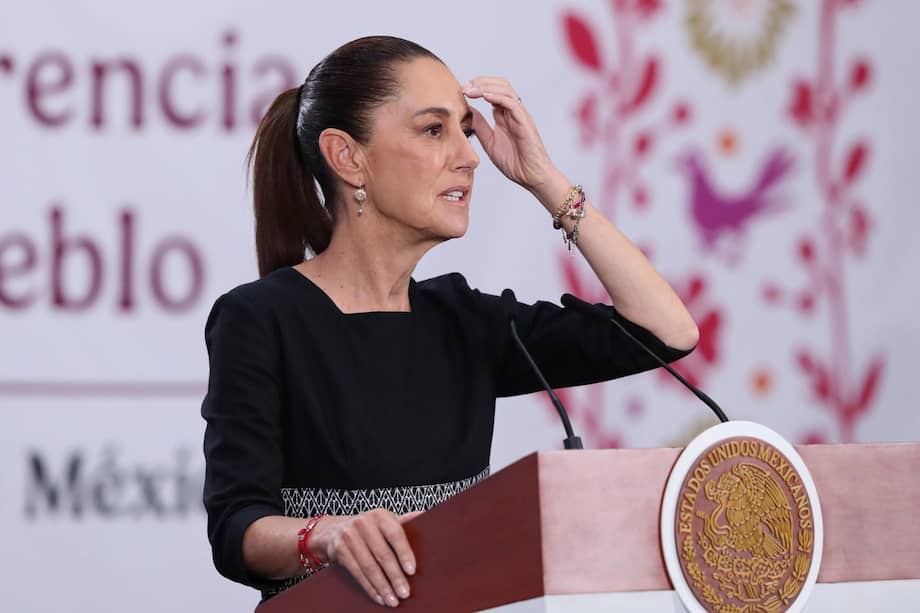 La presidenta de México, Claudia Sheinbaum, habla durante una rueda de prensa este lunes en el Palacio Nacional de la Ciudad de México (México).