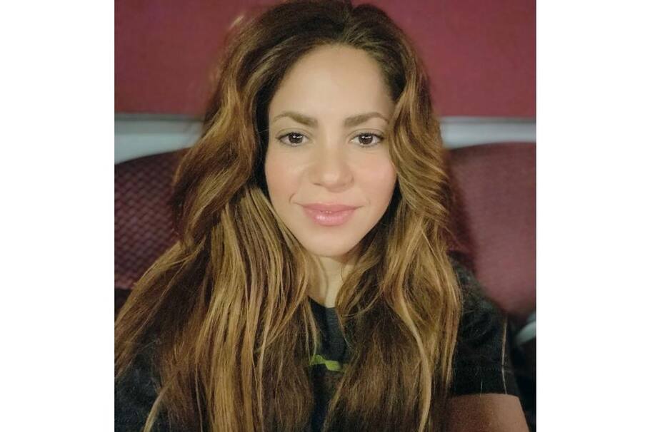 La colombiana Shakira salió, en ropa deportiva, para agradecer a sus fans, quienes le cantaron el feliz cumpleaños en su casa de Barcelona.