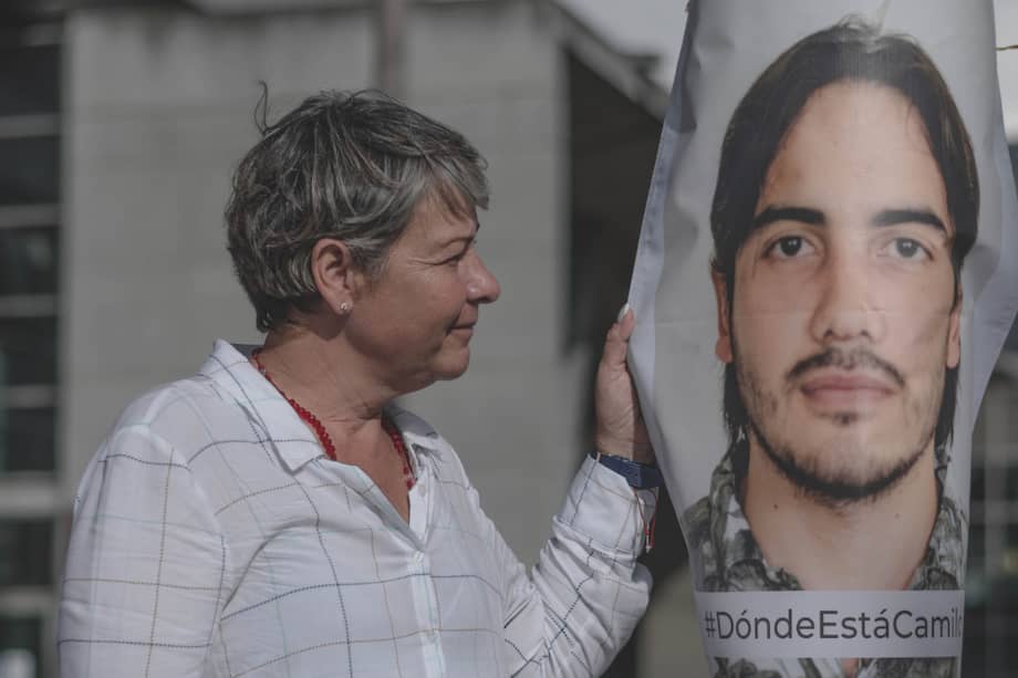 Claudia Yepes frente al búnker de la Fiscalía en Medellín el pasado 27 de octubre de 2022 en un plantón nacional que lideró por las víctimas de desaparición forzada en el país.