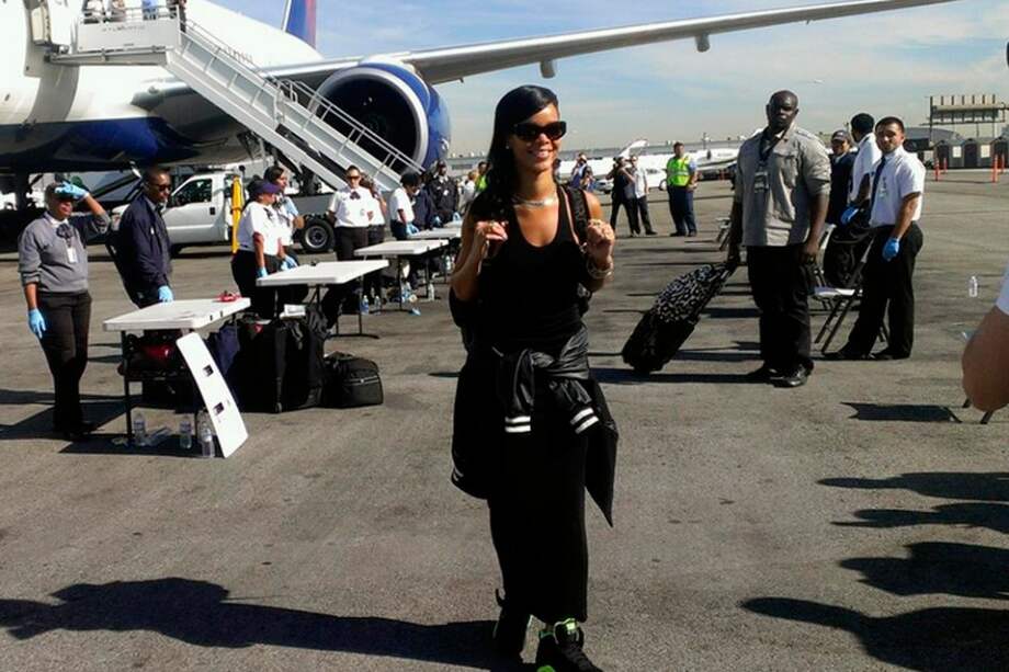 Rihanna mandó por Twitter esta imagen en la que muestra el avión privado en el que va de gira.