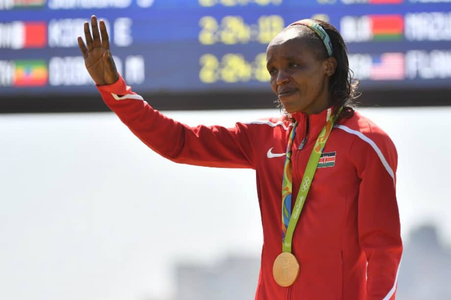 La keniana Jemima Jelagat Sumgong con la medalla de oro que se colgó en Río 2016. / AFP
