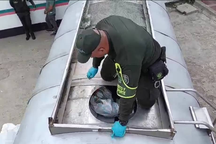 El hombre transportaba la droga en compartimientos escondidos en el vehículo.