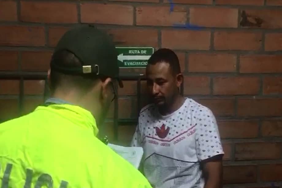Alias "Camilo" o "Arley" fue capturado en momentos en que pretendía atacar y asesinar a un comerciante en Remedios (Antioquia). / Cortesía Policía