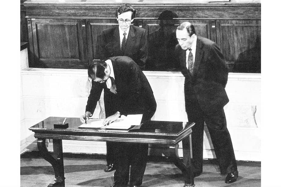 La Asamblea Nacional Constituyente abrió la participación política de otros grupos diferentes a los tradicionales. Antonio Navarro Wolff, Horacio Serpa, y Álvaro Gómez Hurtado. / Archivo