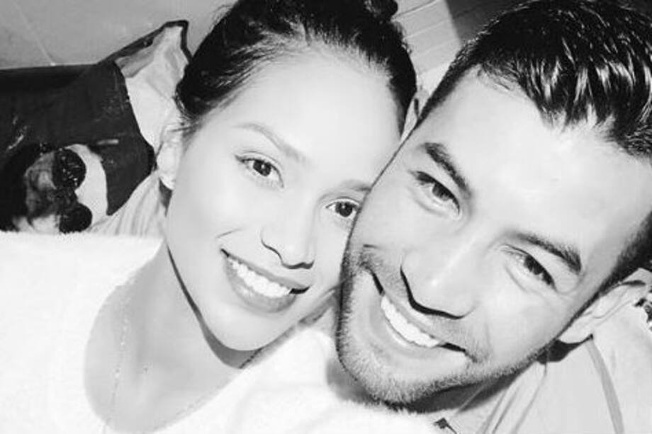 Mujer posa frente a una cámara