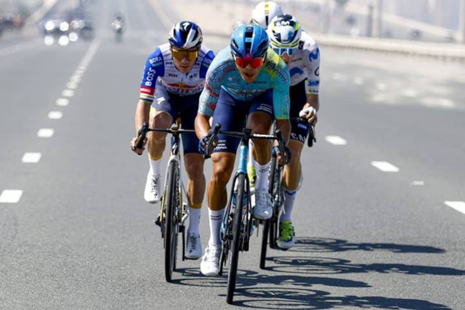 Harold Tejada (cent.), en el UAE Tour 2026.