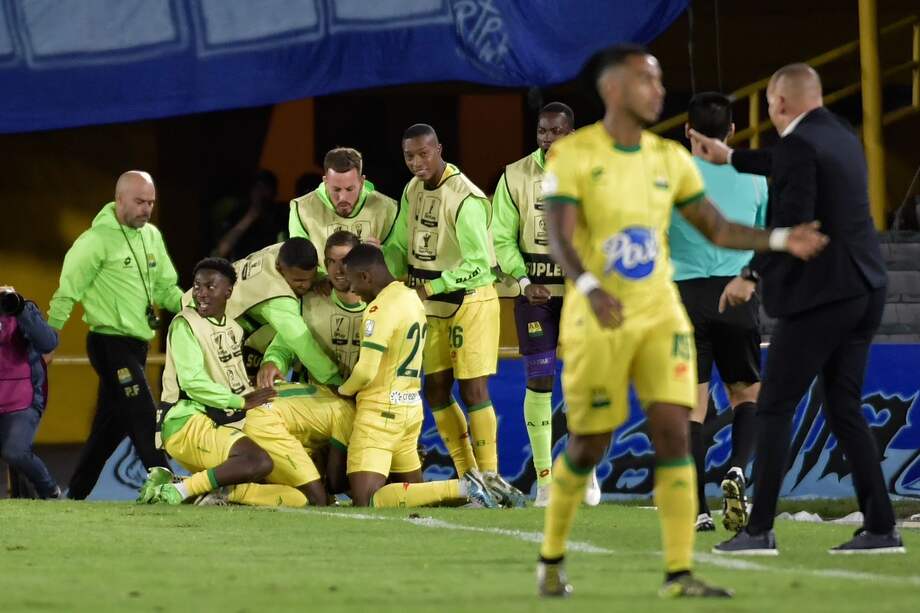El plantel de Bucaramanga celebra el gol de Joider Micolta, con el que venció a Millonarios en El Campín.