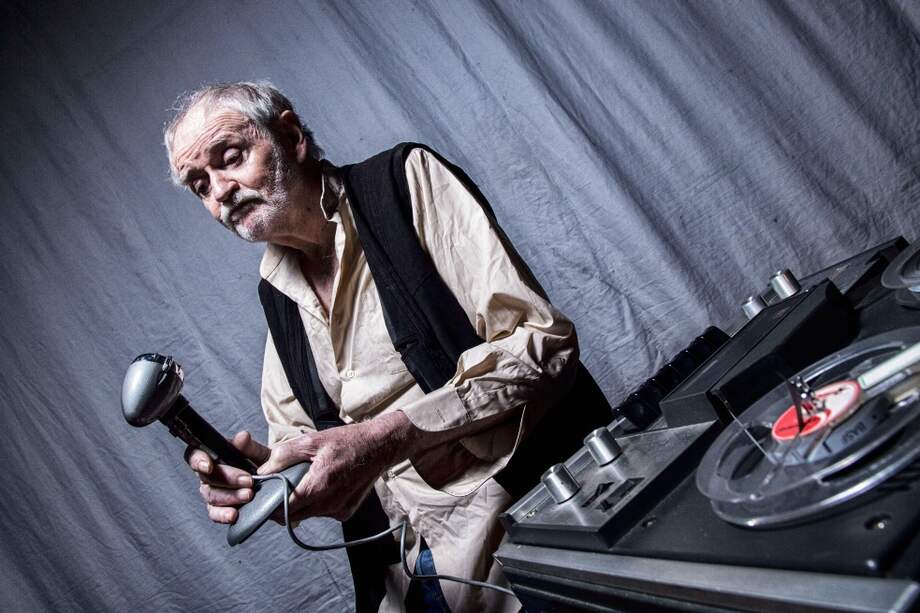 Joe Broderick, quien nació en Melbourne (Australia) en 1935, comenzó en las artes escénicas recitando fragmentos de William Shakespeare. / Cortesía Casa E