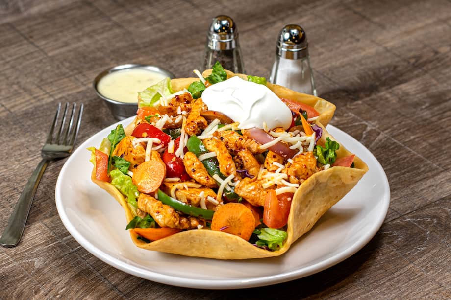 Sirve esta ensalada mexicana con unos nachos bien crocantes y con sour cream. ¡Deliciosa!