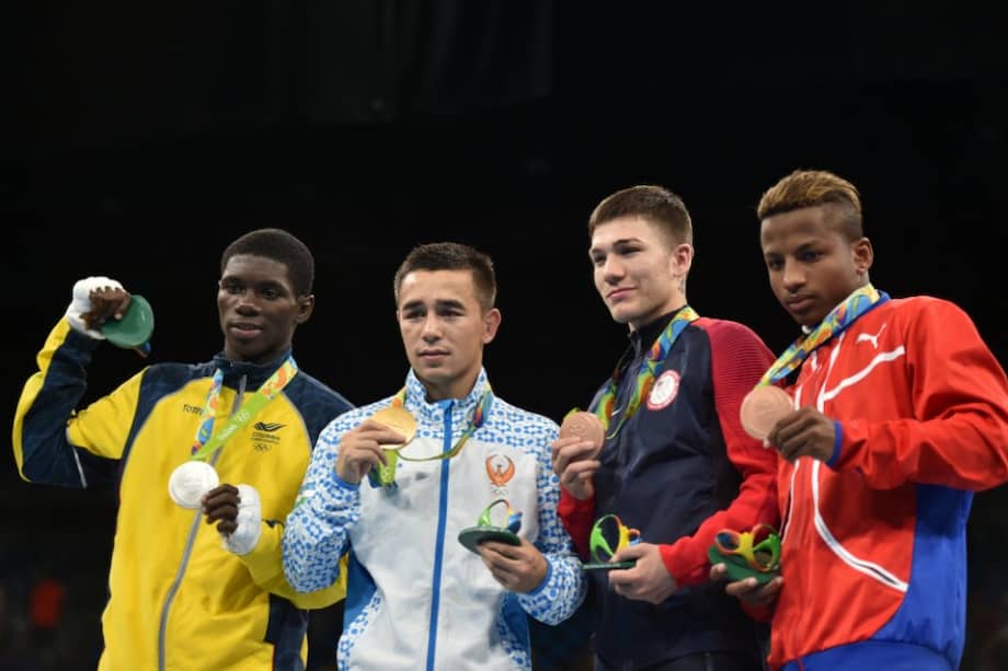 El boxeador colombiano Yuberjén Martínez (i) con la medalla de plata, el uzbeko Hasanboy Dusmatov (oro), el estadounidense Nico Miguel Hernandez (bronce) y el cubano Joahnys Argilagos (bronce). / AFP
