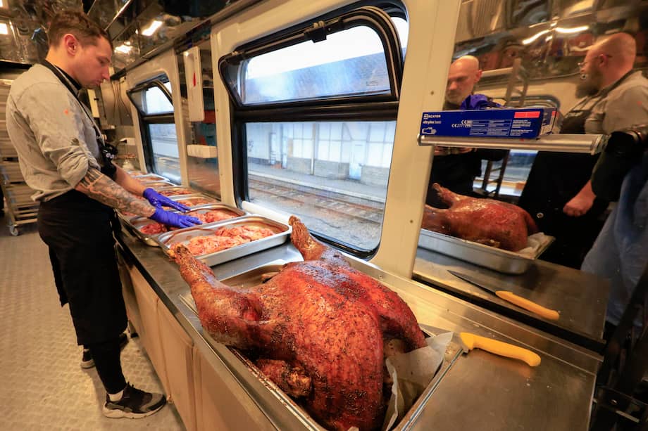 El Departamento de Agricultura de los Estados Unidos (USDA) estima que los estadounidenses consumen alrededor de 46 millones de pavos en el Día de Acción de Gracias.