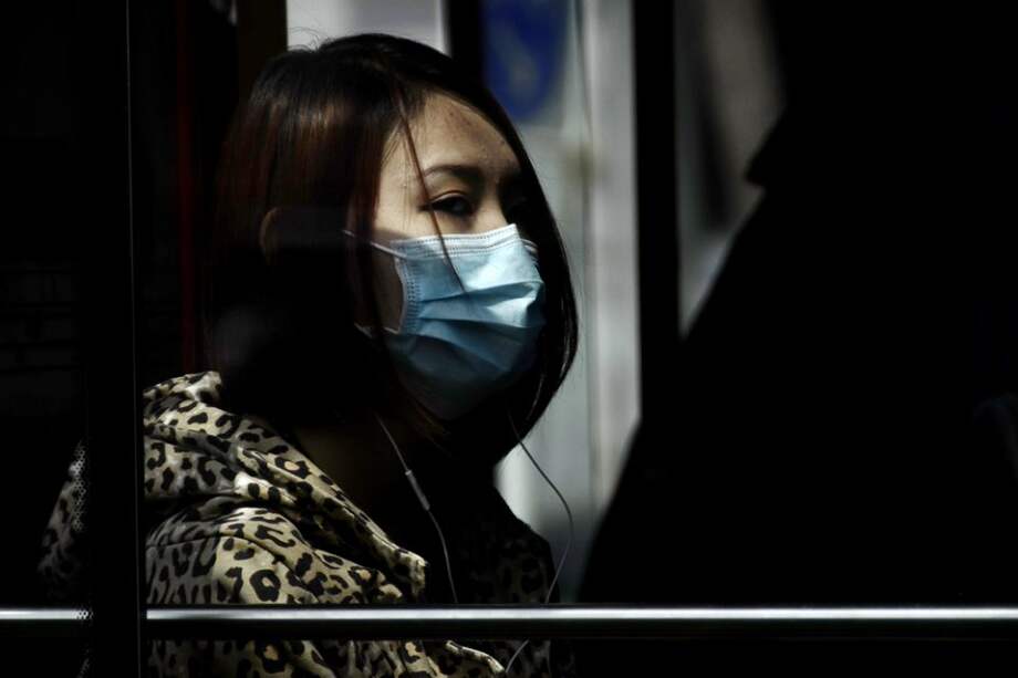 Varias personas empiezan a utilizar tapabocas en China con el fin de evitar el contagio de la cepa H7N9./ AFP