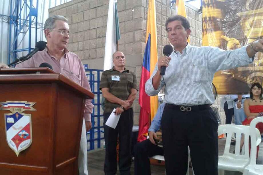 El expresidente Uribe y el presidente de Fedegán, José Félix Lafaurie, en uno de los talleres del Centro Democrático.