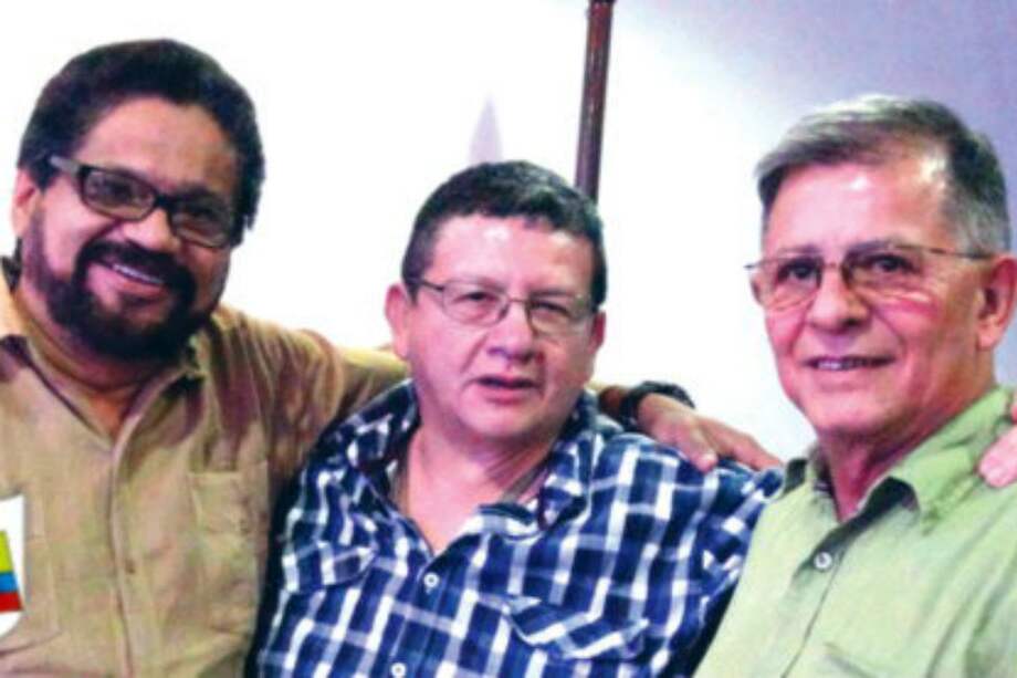 ‘Pablo Catatumbo’ (centro), en La Habana, junto a ‘Iván Márquez’ y ‘Rodrigo Granda’. / EFE