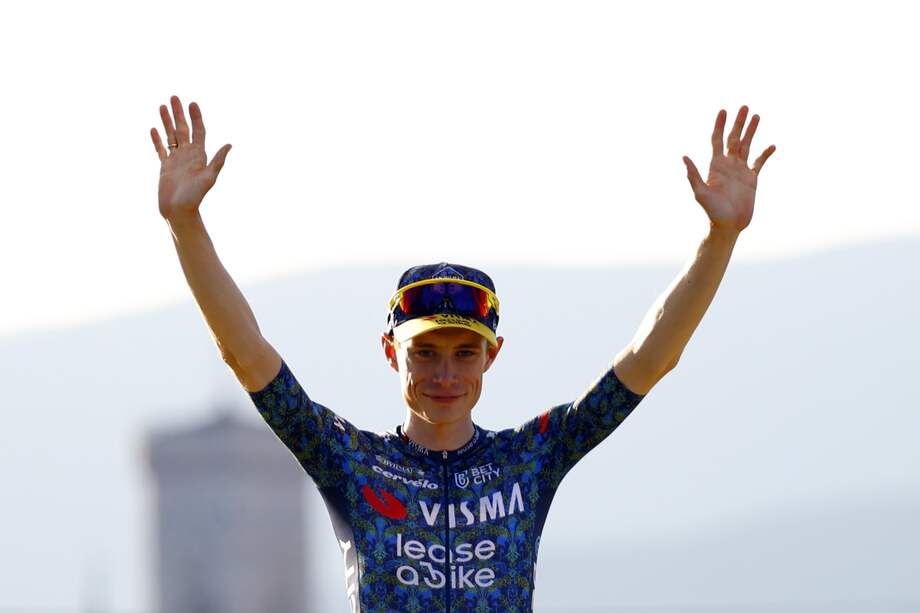 Jonas Vingegaard del equipo Visma alquila una bicicleta durante la presentación oficial de los equipos de la carrera ciclista Tour de Francia 2024 en Florencia, Italia, 27 de junio de 2024. La 111ª edición del Tour de Francia comenzará en Florencia, Italia, el 29 de junio y Finalizará en Niza, Francia, el 21 de julio.