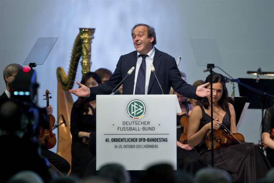El presidente de la UEFA Michel Platini pronuncia un discurso durante la celebración de un pleno de la Federación de Fútbol de Alemania (DFB), en Nuremberg, Alemania, el 24 de octubre del 2013. / EFE