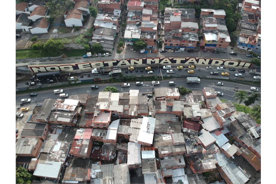 El mensaje "Nos están matando", que hace referencia a los líderes sociales y defensores de derechos humanos asesinados en 2020, unió a los colectivos de arte urbano alrededor del país en medio de la coyuntura de la COVID-19.