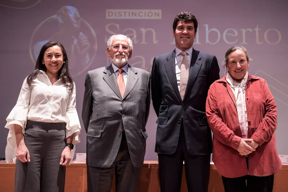 La rectora Raquel Bernal, Humberto Vegalara, Alejandro Santo Domingo, y Paula Samper, del Consejo Superior.