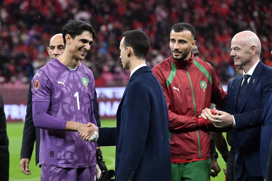 El príncipe de Marruecos, Moulay El Hassan, junto al arquero marroquí Yassine Bounou, Romain Saiss y el presidente de la FIFA, Gianni Infantino en la final de la Copa Africana de Naciones 2025 en Rabat, capital de Marruecos.