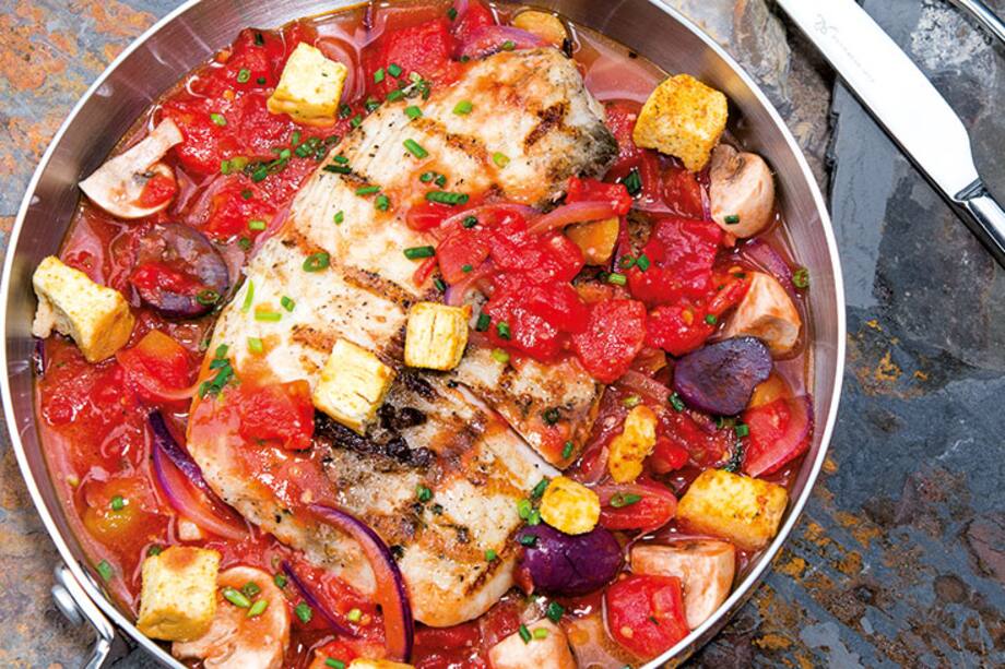 Receta del día: Pescado cocido en caldo, con tomate, aceitunas y champiñones