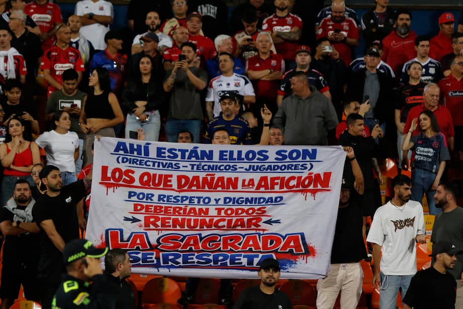 Aficionados de Medellín protestan durante el partido de la fase de grupos de la Copa Libertadores entre Independiente Medellín y Flamengo este jueves, en el Estadio Atanasio Girardot de Medellín, Colombia.