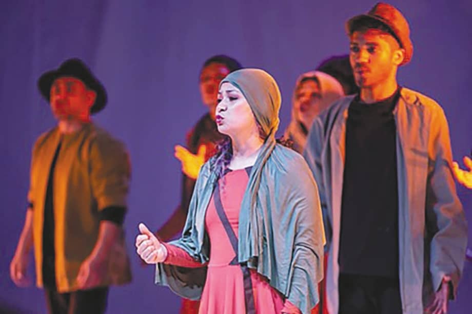 Sarah Luna (de vestido rojo en la imagen), actua en la obra "Salida al sol", un trabajo colaborativo con víctimas que incluye parte de los hallazgos de la Comisión de la Verdad.