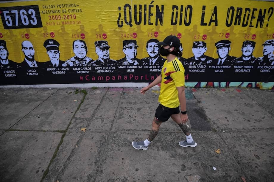 En octubre de 2019, la primera versión de este mural fue borrada por integrantes del Ejército, quienes dejaron esa pared pintada de blanco.
