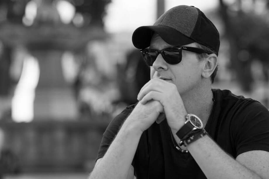 Su proyecto se llama Aviónica porque, aunque la música es su vida, su gran pasión son los aviones. / Cortesía