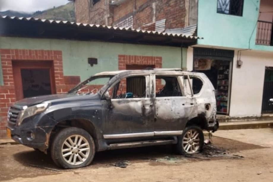 Delincuentes prendieron fuego al vehículo en el que se movilizaban las personas asesinadas.
