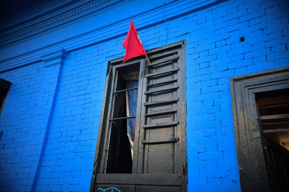 La situación que viven personas de bajos recursos durante la pandemia ha sido muy difícil y con trapos rojos piden ayuda al Gobierno Nacional.