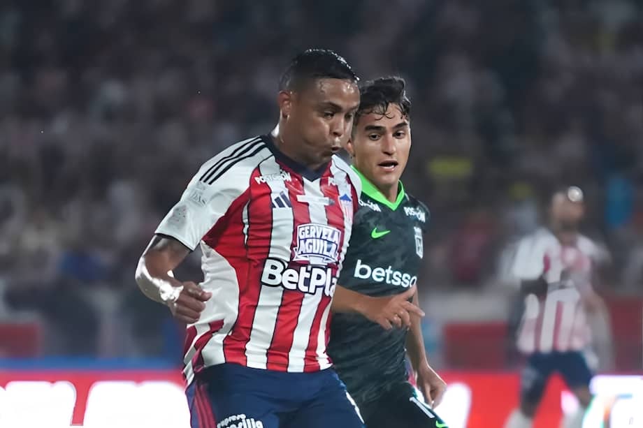 Luis Muriel (Junior) cuida la pelota ante la marca de Juan Manuel Rengifo (Nacional).