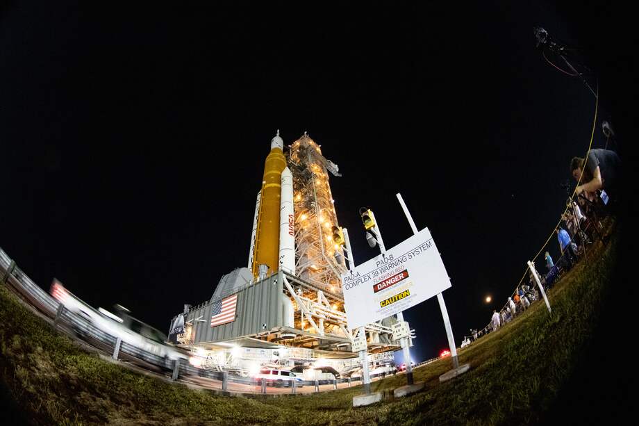 Este es el cohete del Sistema de Lanzamiento Espacial (SLS) con la nave espacial Orion a bordo instalado encima de un lanzador móvil en la plataforma de lanzamiento 39B del Centro Espacial Kennedy de la NASA.